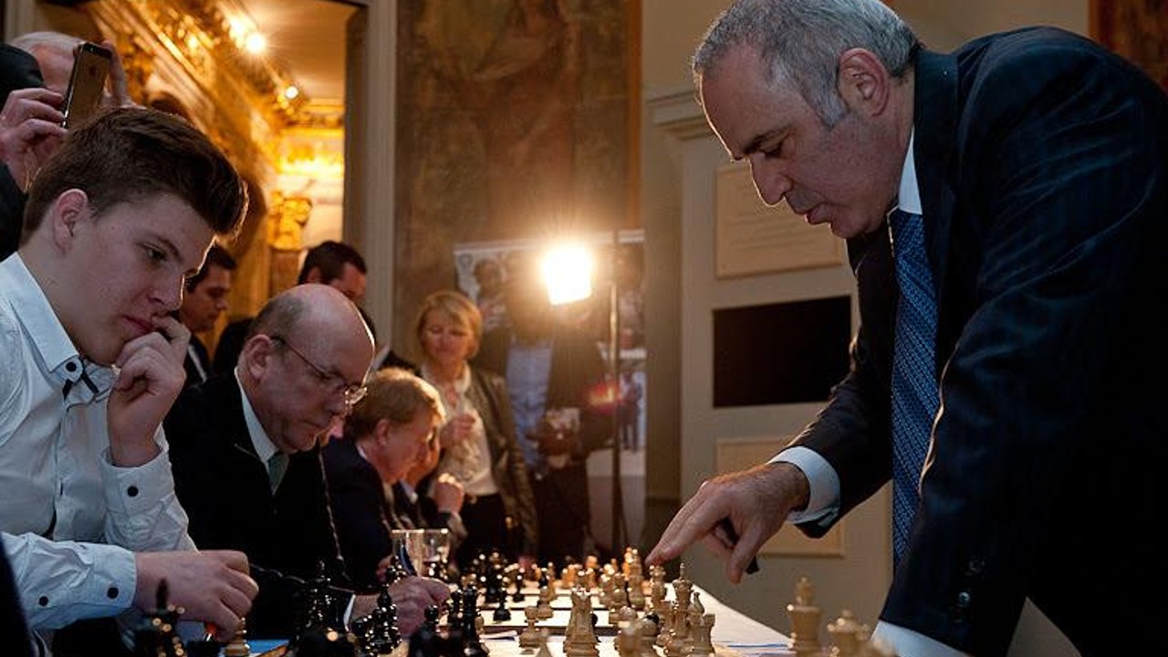 Bucharest, Romania. 5th May, 2023: Garry Kasparov, former Russian chess  grandmaster, the best chess player of all time, make the first move in a  simultaneous chess game with children at the end