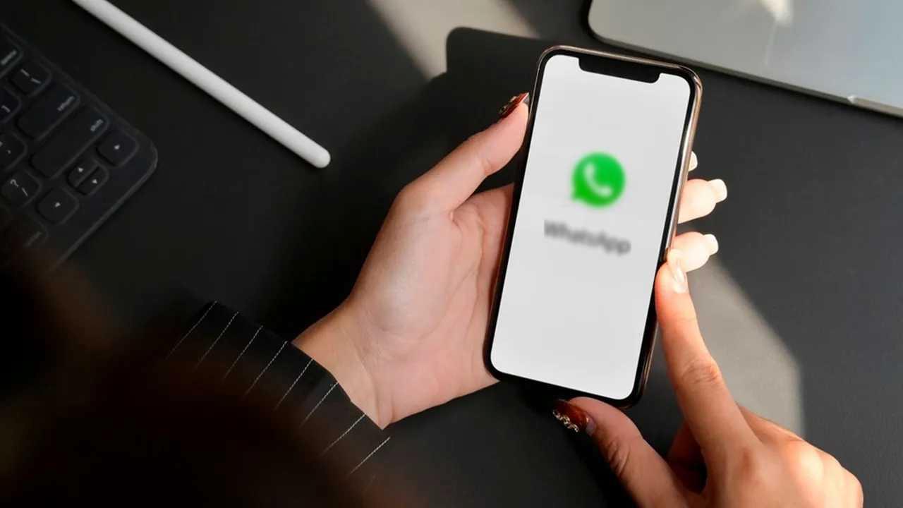 Censorship feature for private photos coming from WhatsApp