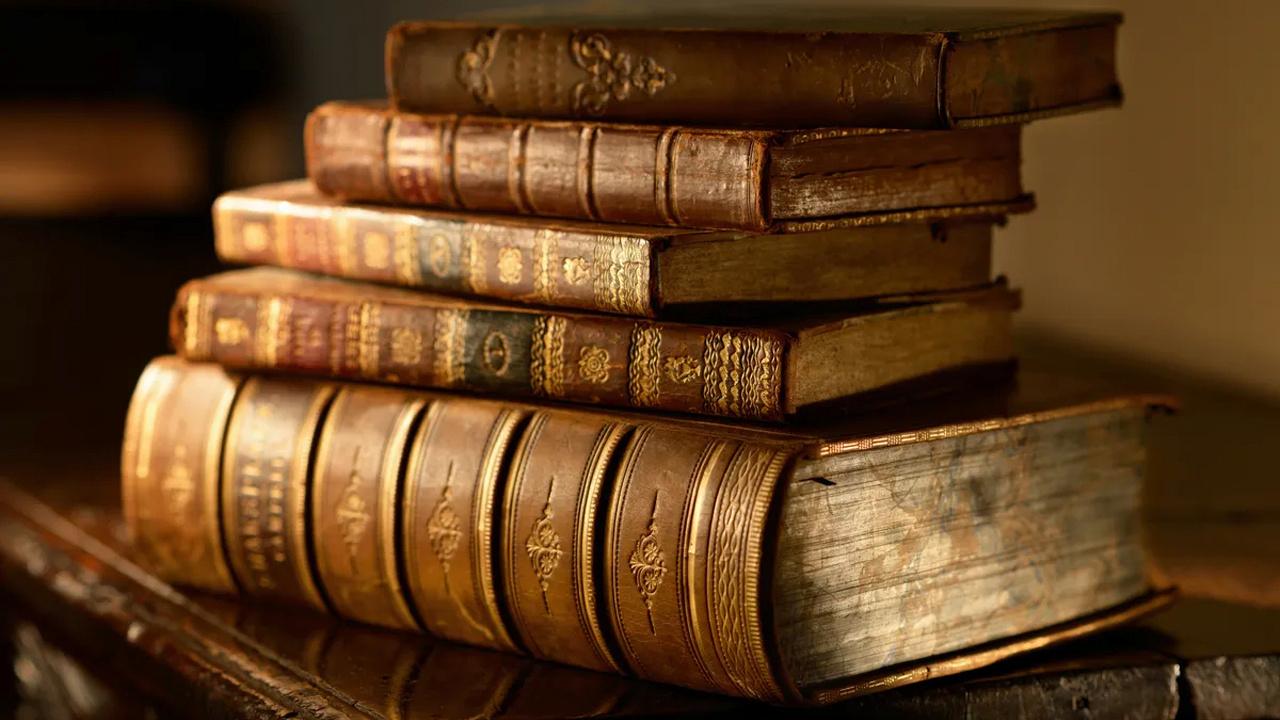 why-book-lovers-are-obsessed-with-the-smell-of-old-books-hooked-to-books