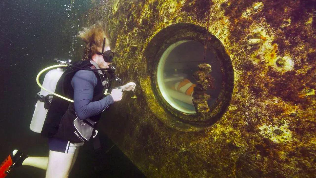 a-professor-broke-the-record-for-longest-underwater-stay-technopixel