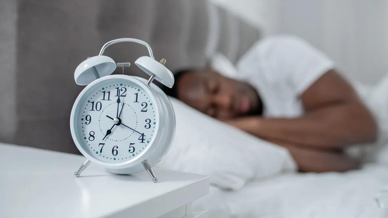 according-to-experts-you-should-sleep-at-the-same-time-every-night